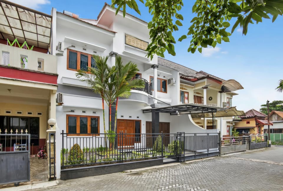 Facade/entrance, Neighbourhood