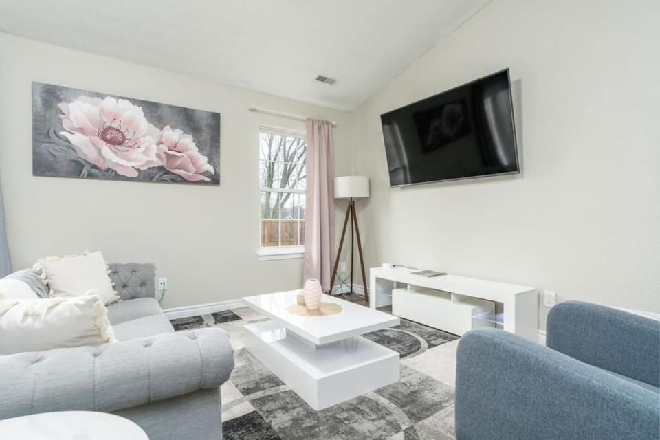 TV and multimedia, Living room, Seating area, Evening entertainment