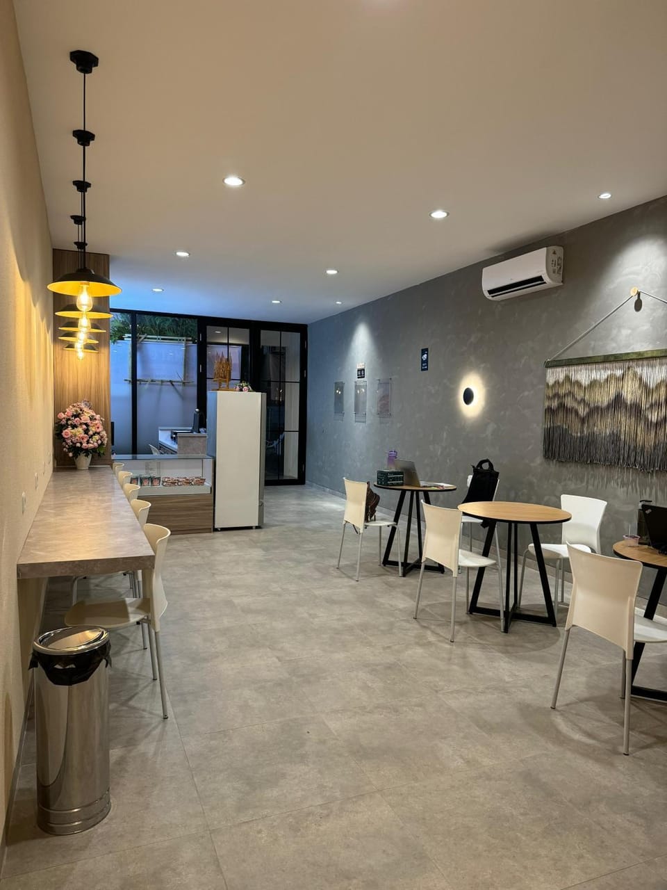 Living room, Seating area, Dining area, oven, air conditioner