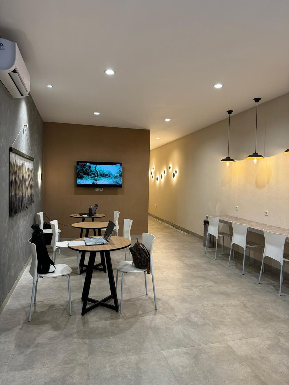Communal lounge/ TV room, TV and multimedia, Living room, Seating area, Dining area, air conditioner