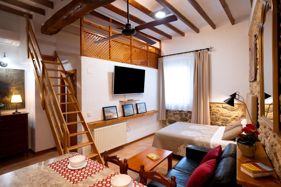 Bed, Living room, Photo of the whole room