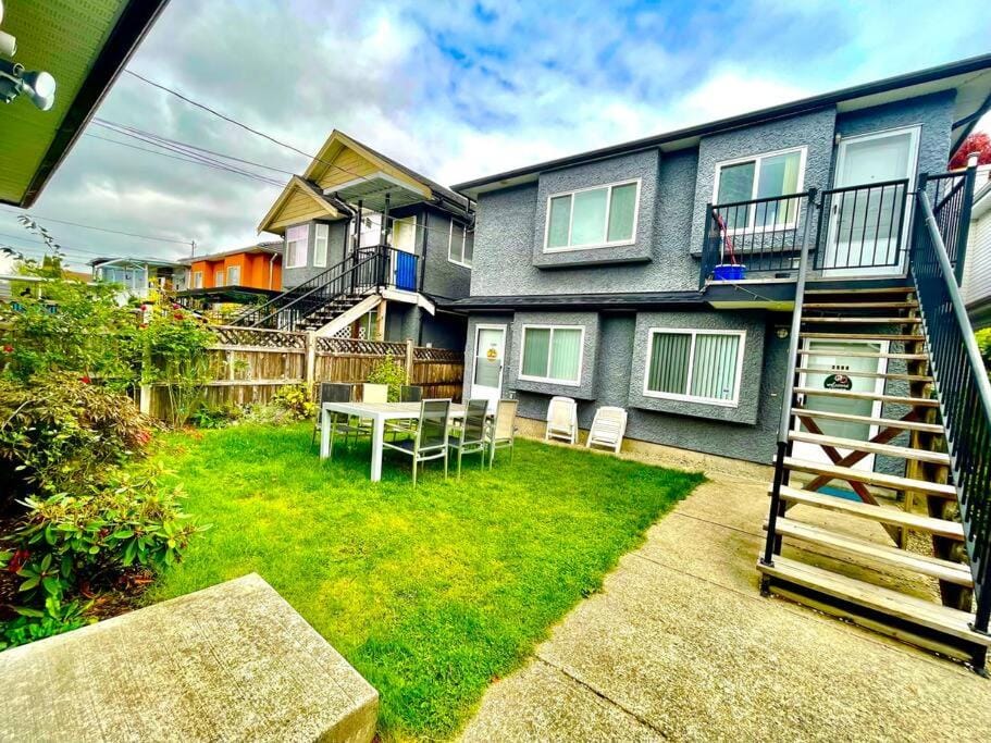 Cozy 2BR Near Metrotown & Burnaby Hospital Apartment in Vancouver