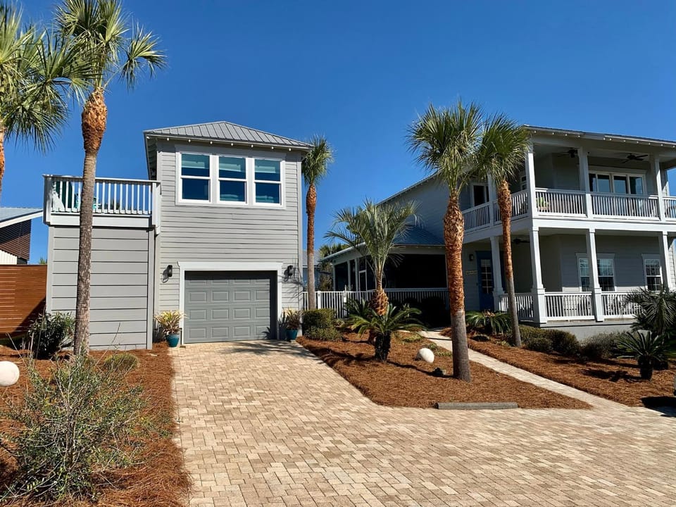 Property building, Facade/entrance, Garden, Balcony/Terrace, Parking