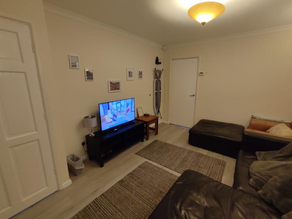 Communal lounge/ TV room, TV and multimedia, Living room, Seating area, Evening entertainment