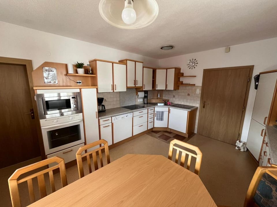Coffee/tea facilities, Kitchen or kitchenette, Dining area, dishwasher, microwave, stove