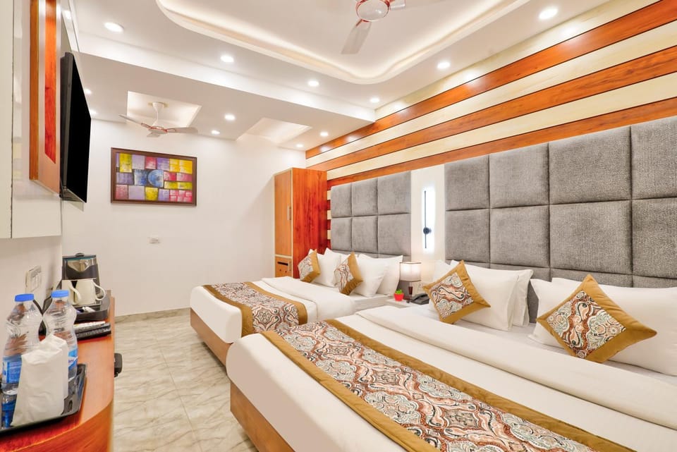 Bed, TV and multimedia, Photo of the whole room, Seating area, Bedroom