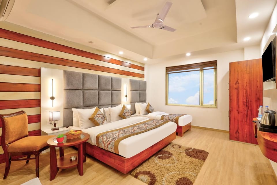 Bed, TV and multimedia, Photo of the whole room, Seating area, Bedroom, air conditioner