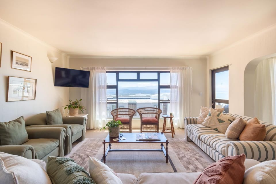 Natural landscape, TV and multimedia, Living room, Seating area, Evening entertainment, Mountain view