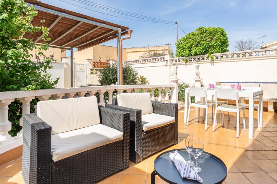 Property building, Balcony/Terrace, Living room