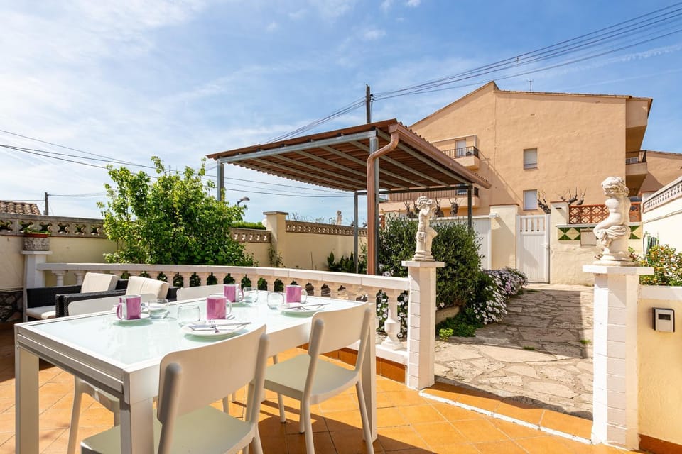 Property building, Balcony/Terrace, Living room