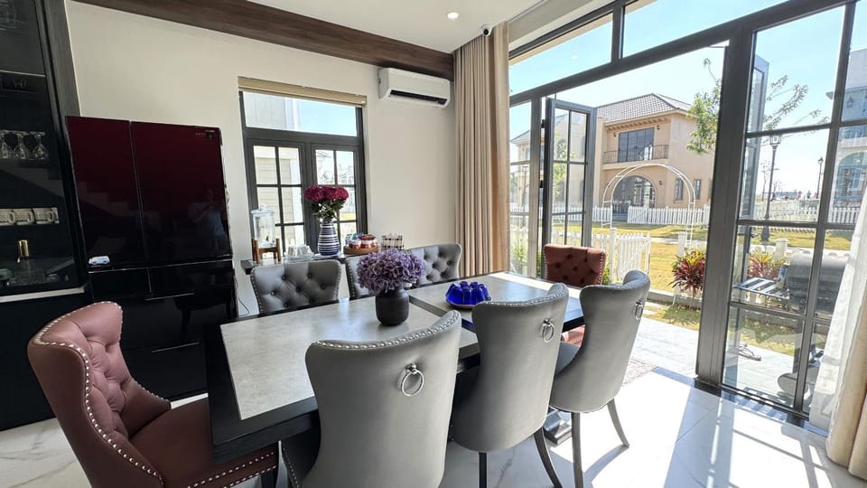 Living room, Seating area, Dining area, fireplace, air conditioner