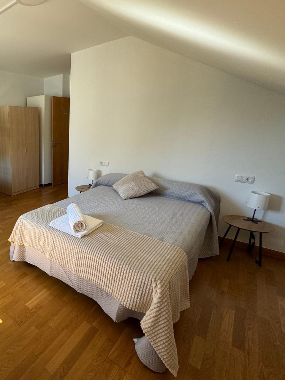 Bed, Photo of the whole room, Bedroom, heating, heating, towels, wardrobe