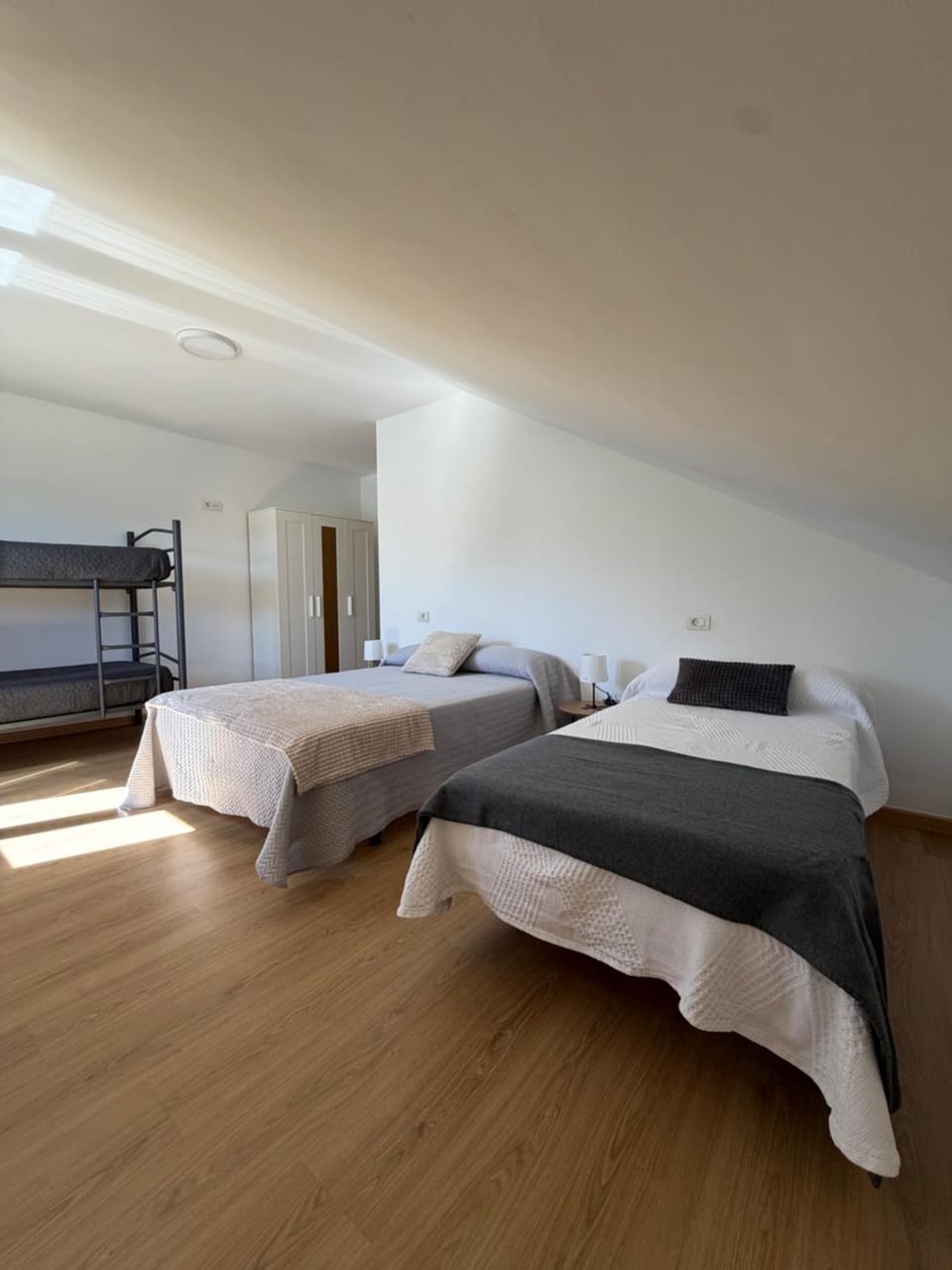 Bed, Photo of the whole room, Bedroom, heating, heating, internet, internet, wardrobe