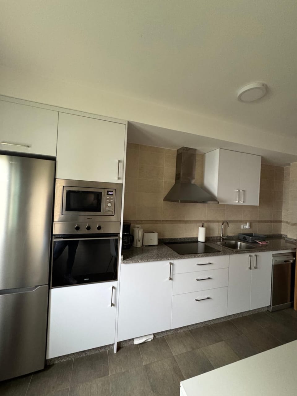 Coffee/tea facilities, Kitchen or kitchenette, dishwasher, microwave, oven, stove