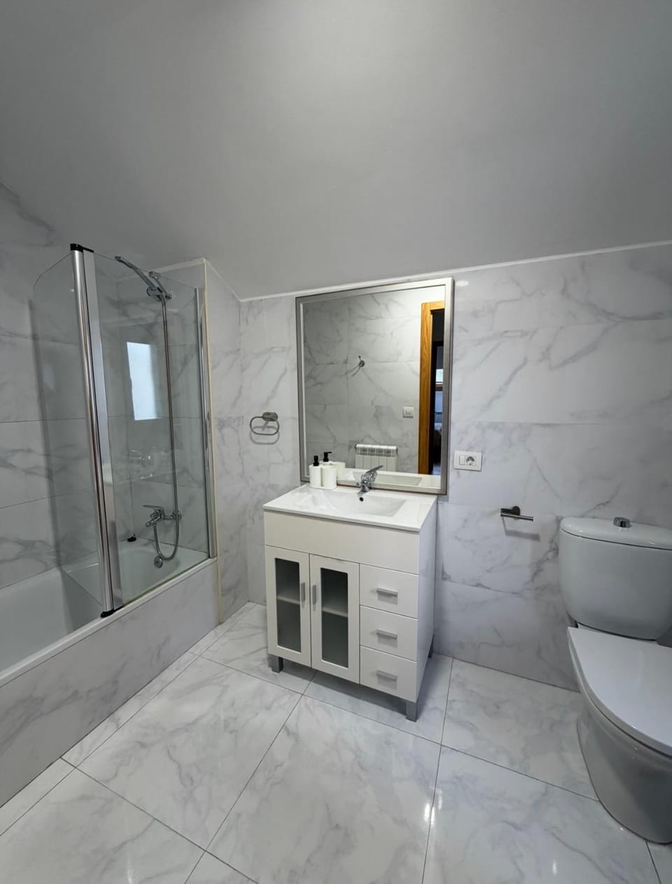 Shower, Toilet, Bathroom, Bath, heating, heating, internet, internet, towels, towels