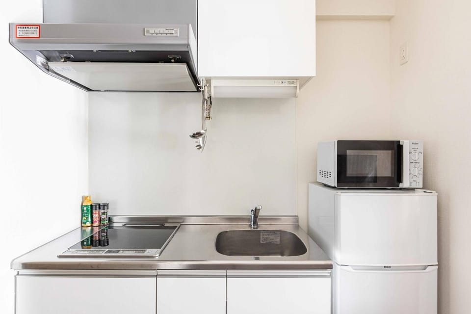Kitchen or kitchenette, minibar, stove