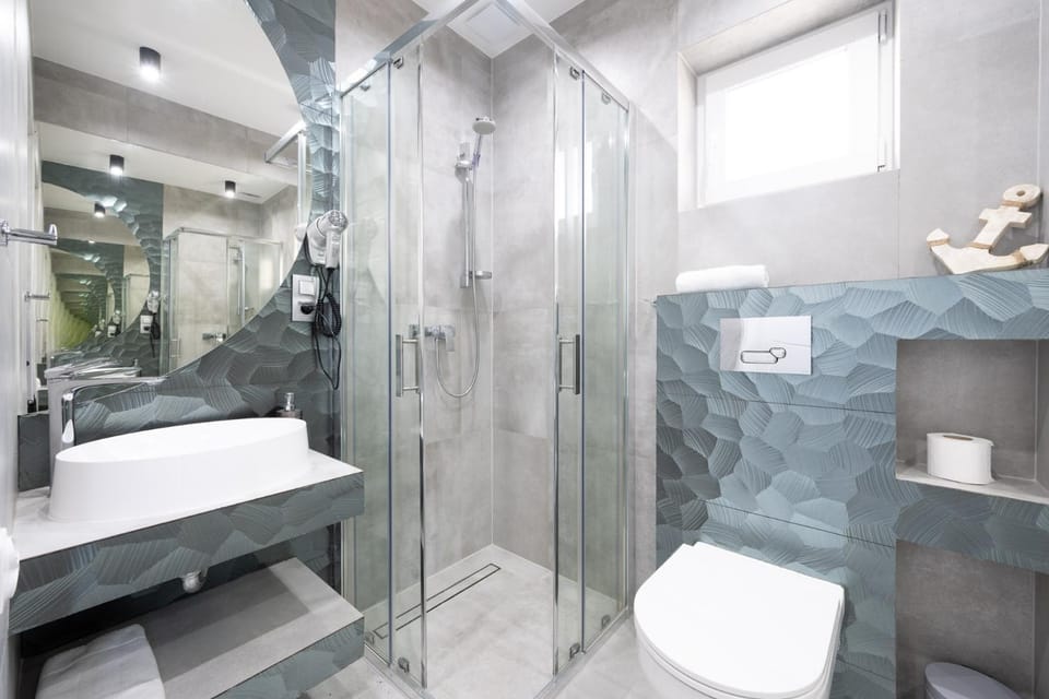 Shower, Toilet, Bathroom, towels