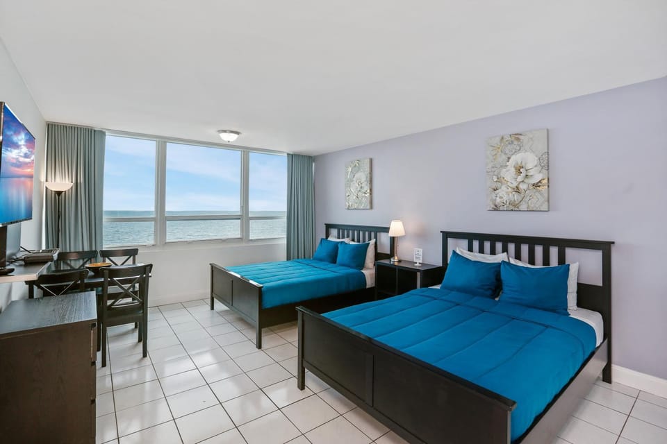 Photo of the whole room, Sea view