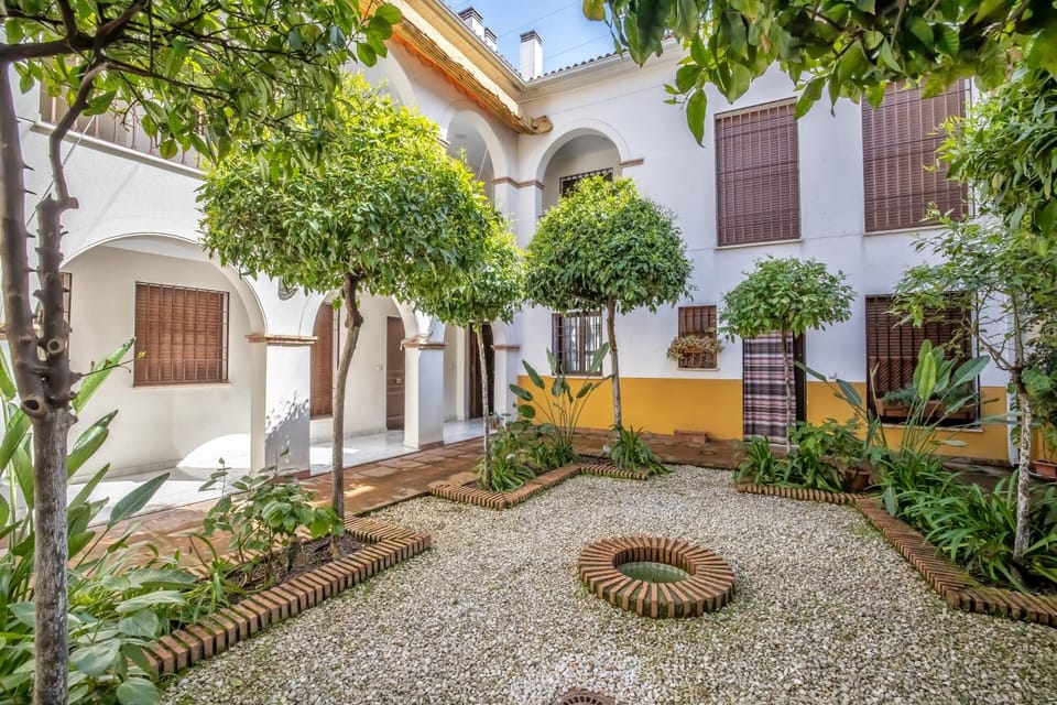 Property building, Patio, Spring, Day, Garden, Garden view
