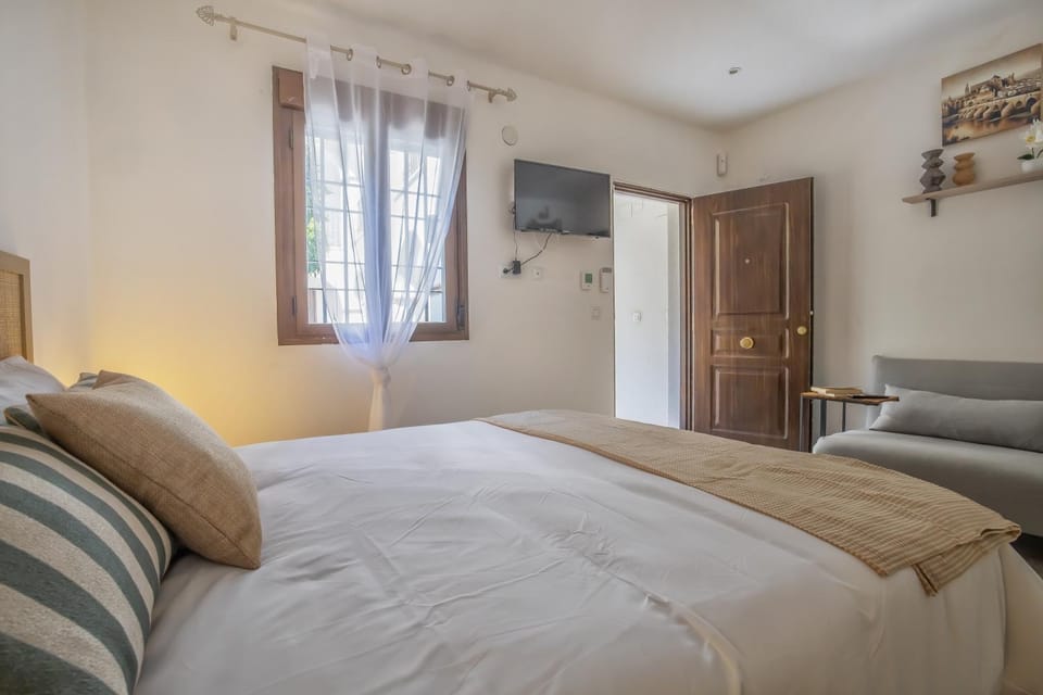 Bed, TV and multimedia, Bedroom, wardrobe