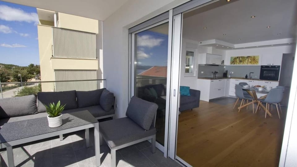 Communal lounge/ TV room, Balcony/Terrace, Living room, Dining area