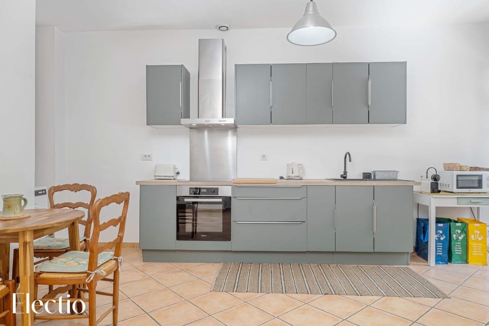 Dining area, oven, stove, toaster