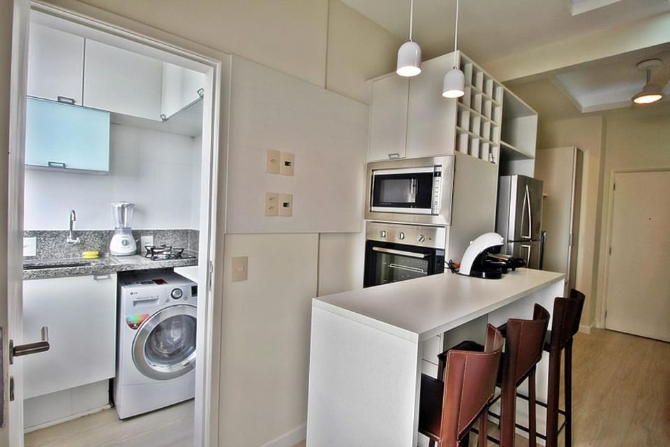 Kitchen or kitchenette, Dining area, minibar, oven, stove, toaster, washing machine