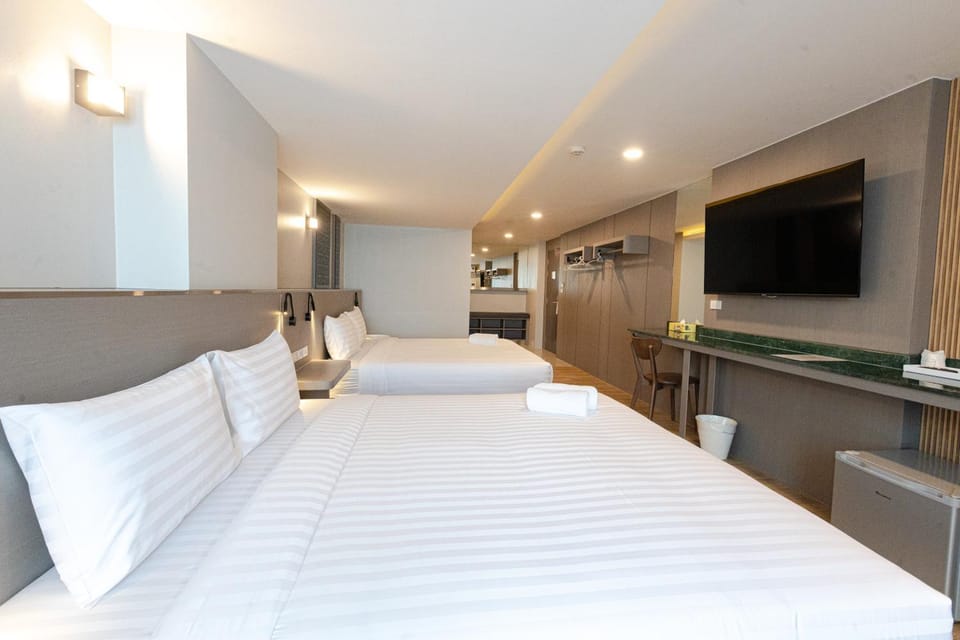 Bed, TV and multimedia, Photo of the whole room, Bedroom
