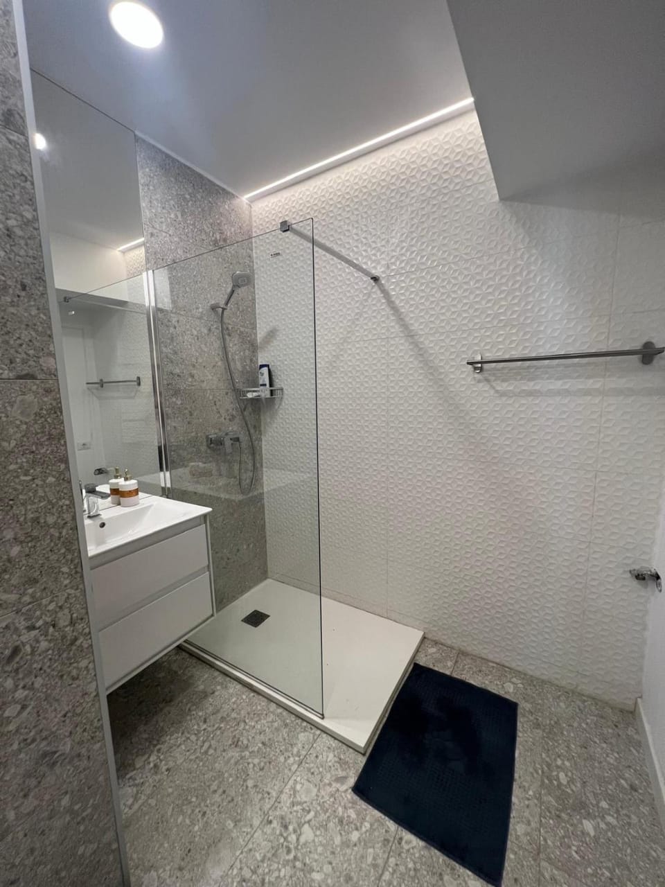 Shower, Bathroom, towels