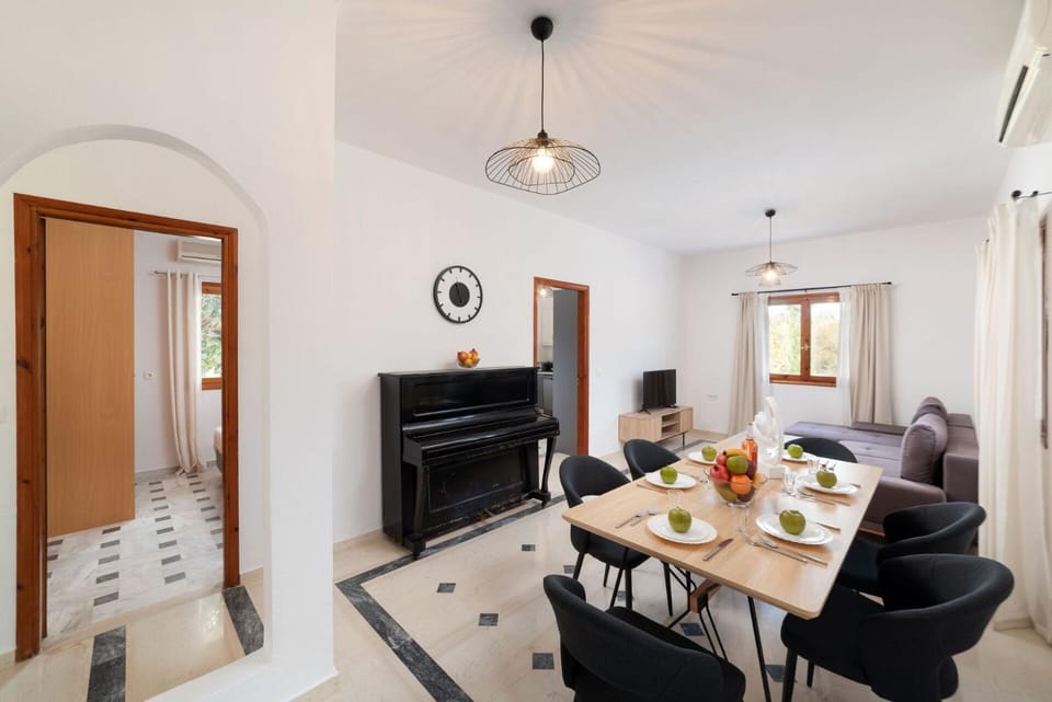 TV and multimedia, Living room, Dining area