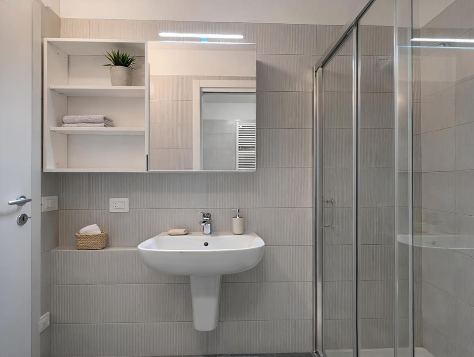 Shower, Bathroom, towels