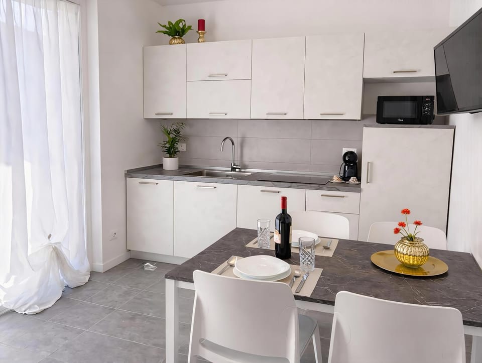 Kitchen or kitchenette, Dining area, stove