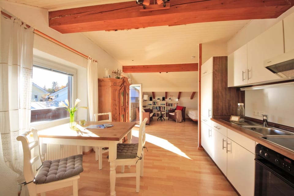 Kitchen or kitchenette, Dining area, pet friendly, stove