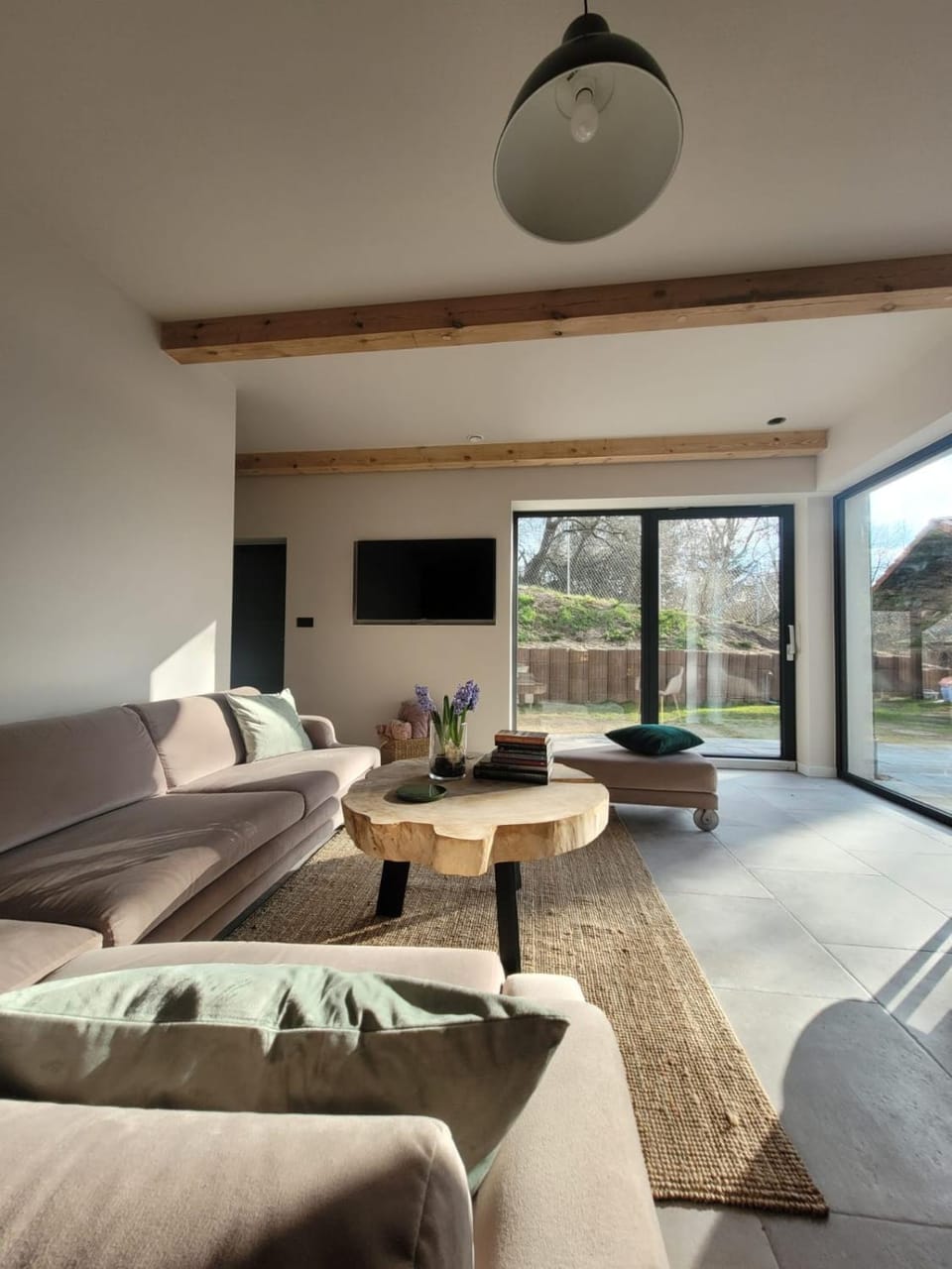 Communal lounge/ TV room, TV and multimedia, Living room, Seating area, Evening entertainment