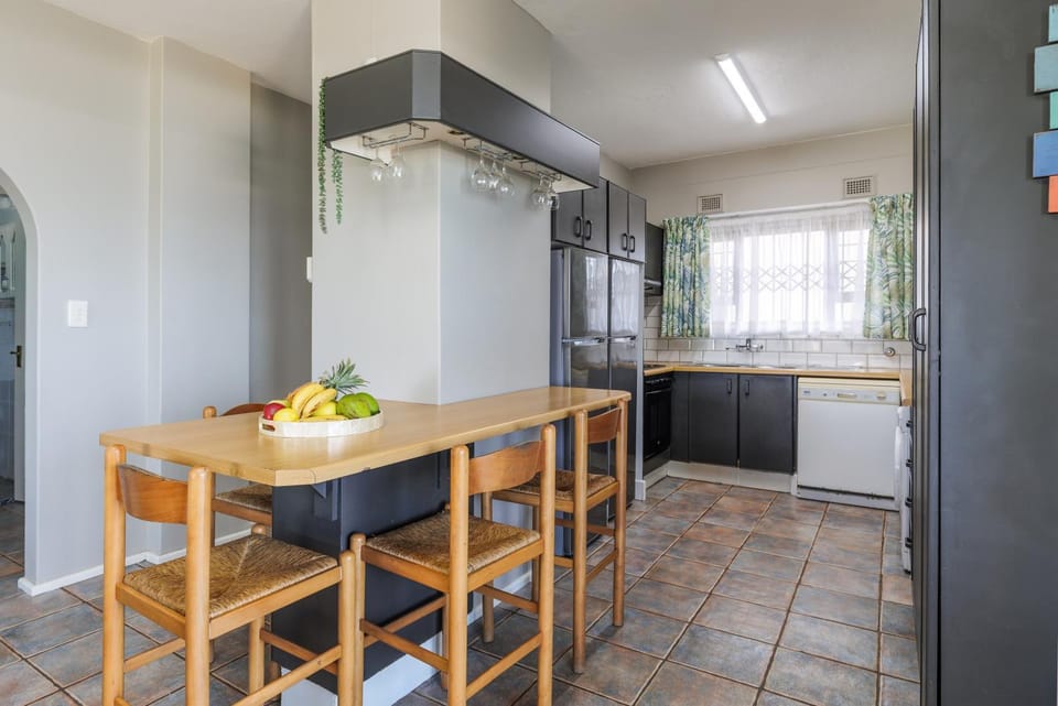 Kitchen or kitchenette, dishwasher