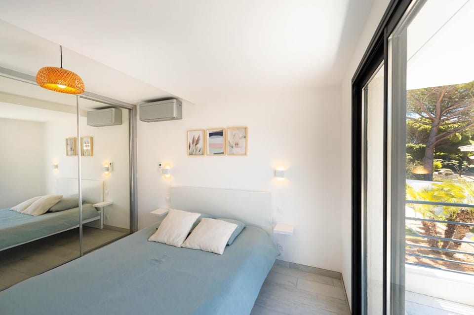 Bedroom, air conditioner