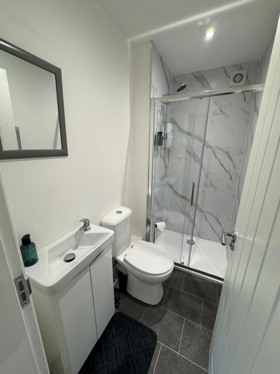 Shower, Toilet, Bathroom, towels