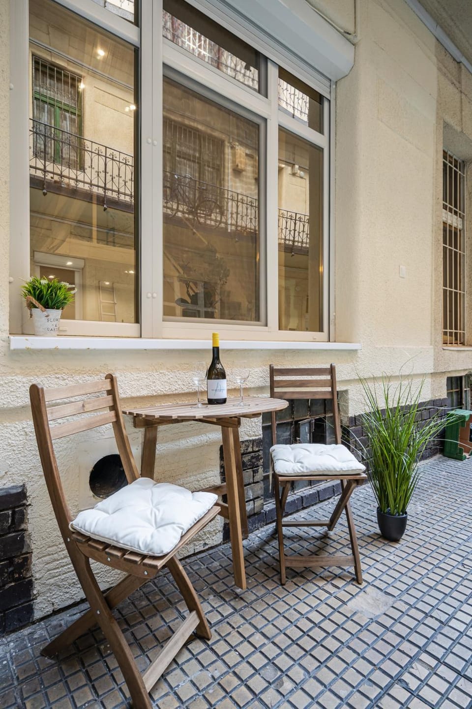 Property building, Day, Balcony/Terrace, Dining area