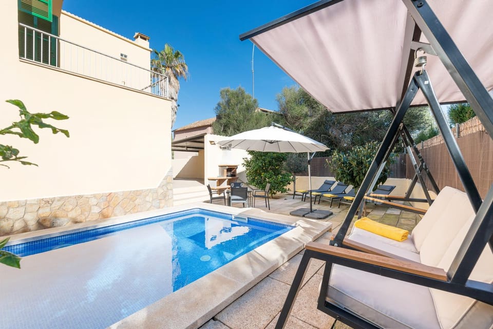Amplia villa en Mallorca con jardín, 4 dormitorios y zona BBQ Cerca del mar en Portocolom Villa in Portocolom