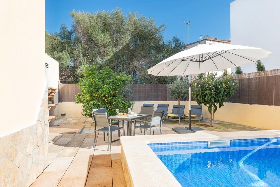 Amplia villa en Mallorca con jardín, 4 dormitorios y zona BBQ Cerca del mar en Portocolom Villa in Portocolom
