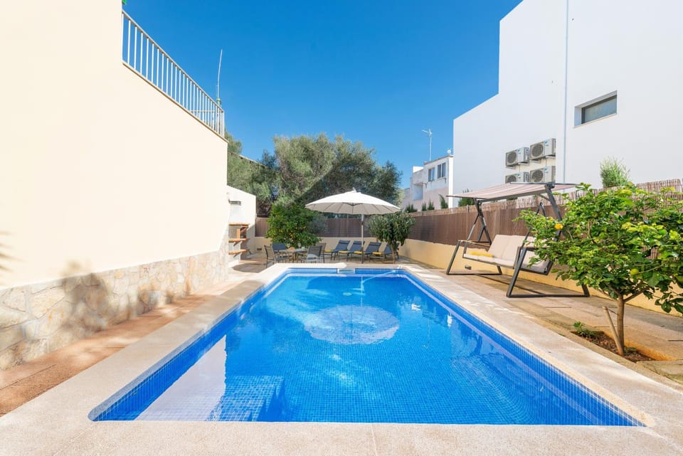 Amplia villa en Mallorca con jardín, 4 dormitorios y zona BBQ Cerca del mar en Portocolom Villa in Portocolom