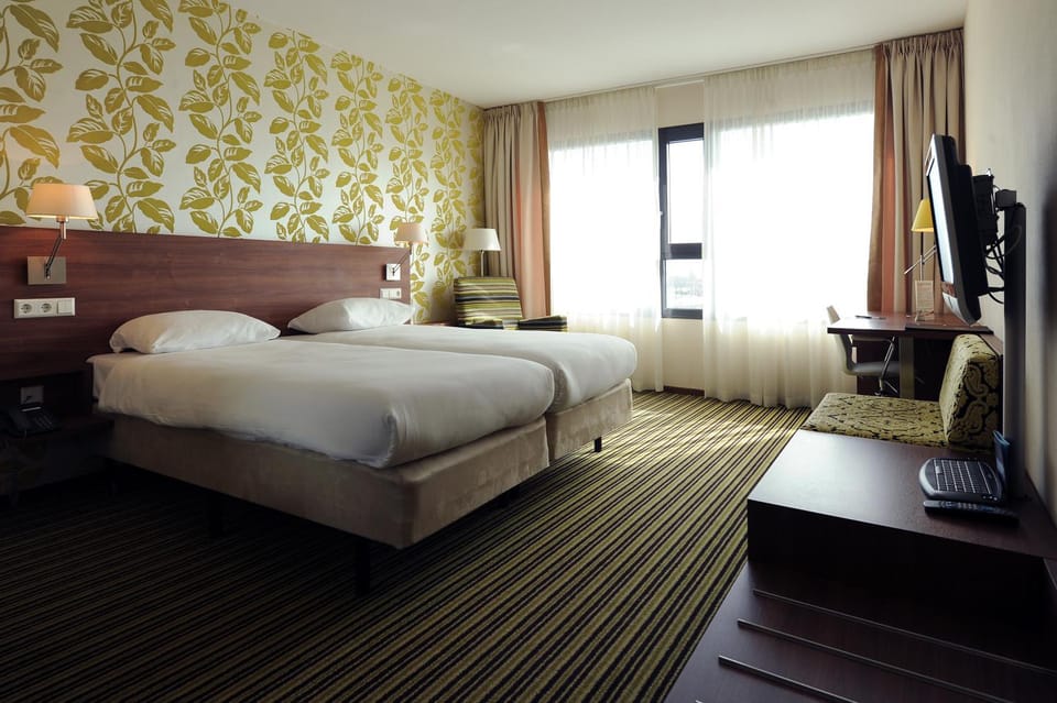Bed, TV and multimedia, Photo of the whole room, Seating area, Bedroom