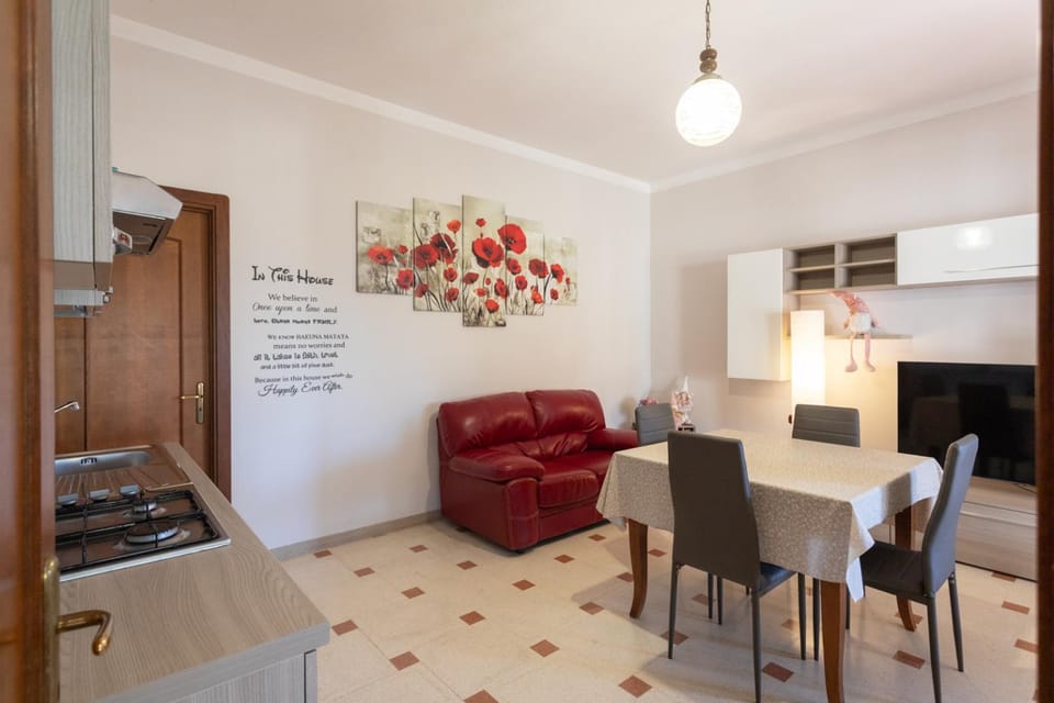Kitchen or kitchenette, Seating area, Dining area