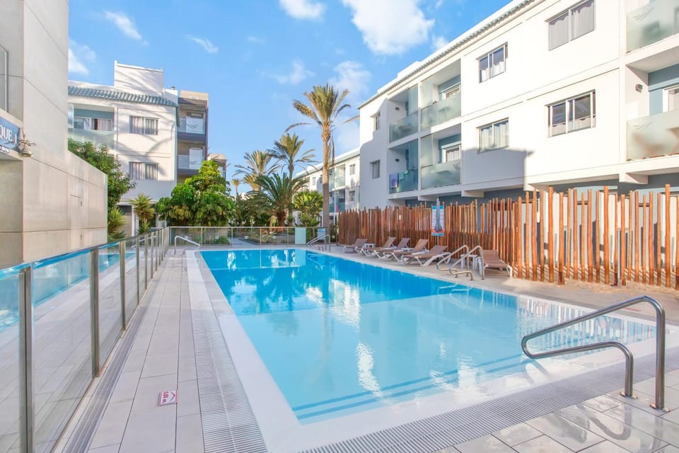 Pool view, Swimming pool, sunbed