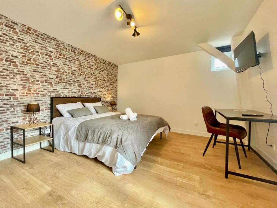 TV and multimedia, Photo of the whole room, Seating area, Bedroom