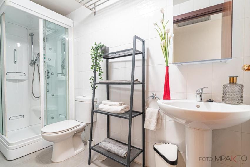 Shower, Toilet, Bathroom, towels