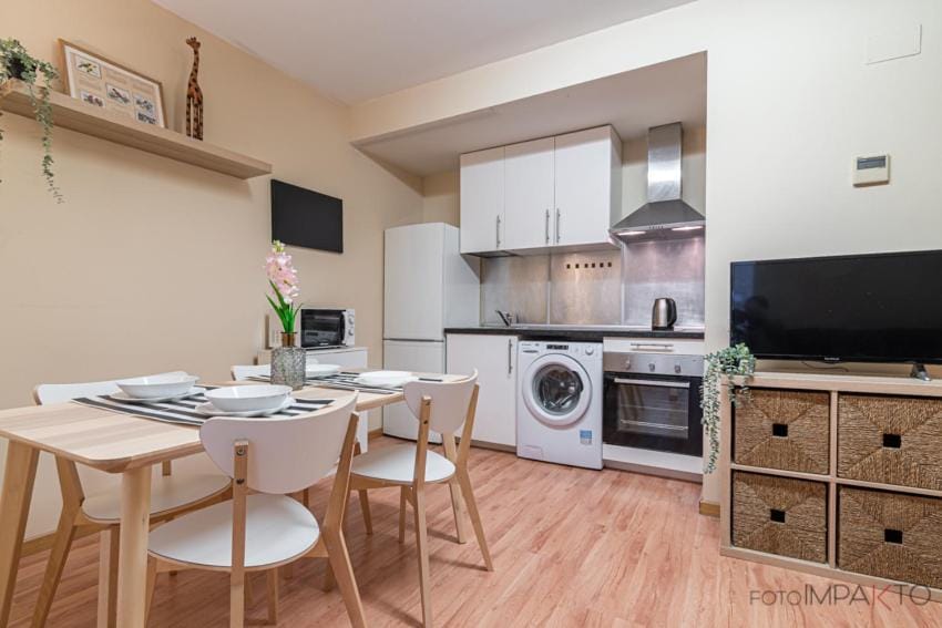 Communal lounge/ TV room, TV and multimedia, Kitchen or kitchenette, Living room, Seating area, Dining area, minibar, pet friendly, stove, washing machine