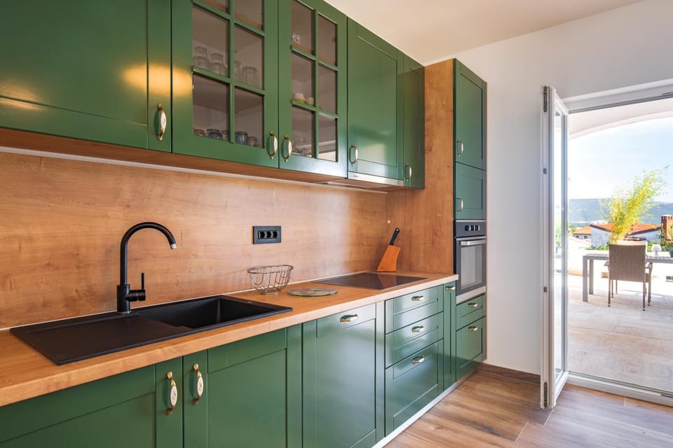 dishwasher, pet friendly, stove