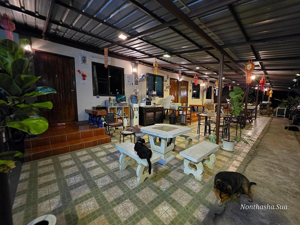Restaurant/places to eat, Seating area