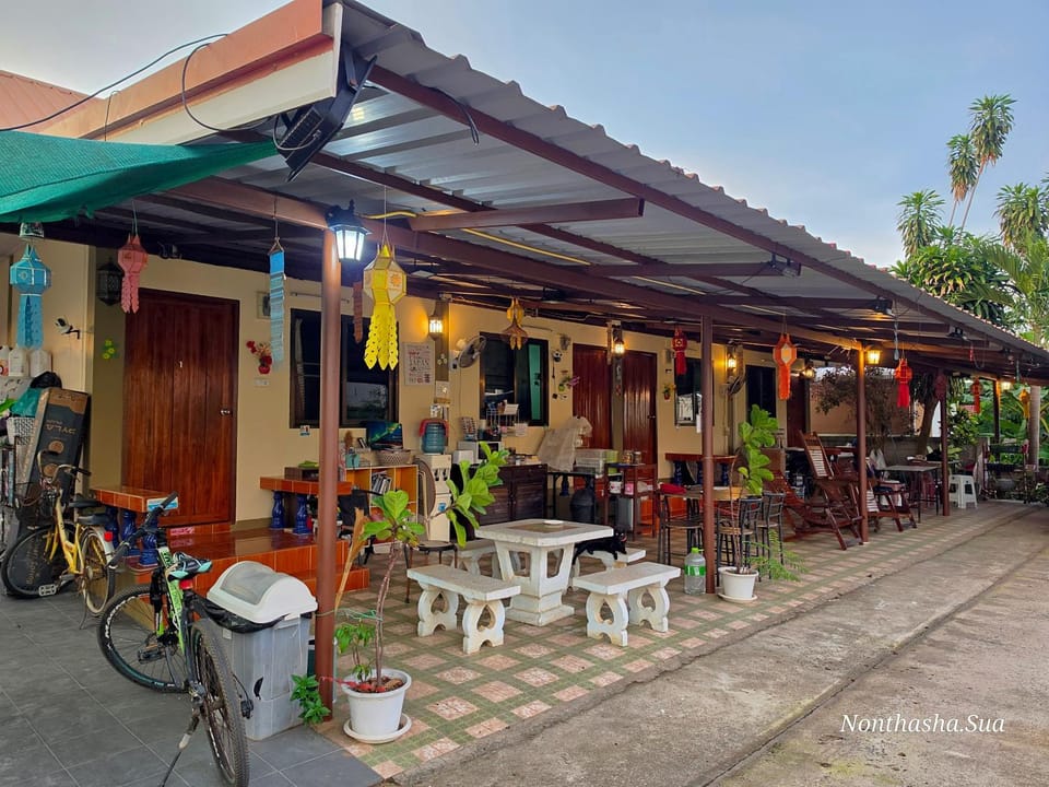 Property building, Patio, Restaurant/places to eat